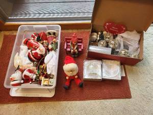 lot 401 image: Collection of Assorted Christmas Decorations and Ornaments incl. Sleigh Bells