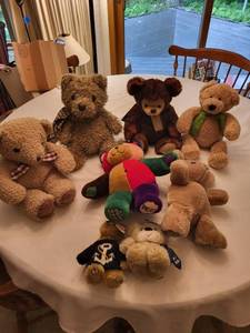 lot 409 image: Collection of 9 Teddy Bears including Gund and PEEF Designs