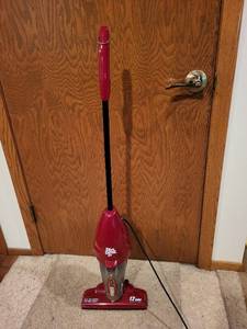 lot 418 image: Dirt Devil Dynamite Stick Vacuum Model 084100