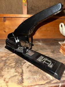 lot 426 image: Swingline Model 900XD Heavy Duty 210 Sheet Stapler