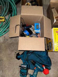 lot 433 image: Lot of Assorted Power Tools and Accessories - DeWalt & Makita