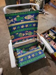 lot 441 image: Set of Folding Patio Chairs and One Colorful Beach Chair