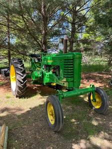 lot 3 image: Vintage 1949 John Deere Tractor Model A with Wide Front-End Styling