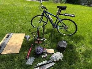 lot 4 image: Trek 7300 Multitrack Bicycle with Accessories