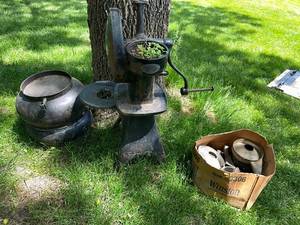 lot 6 image: Antique McCormick-Deering International Harvester Cream Separator with Extra Parts