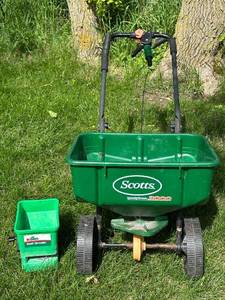 lot 33 image: Scotts SpeedyGreen 3000 Broadcast Spreader and KGRO Hand Spreader Set