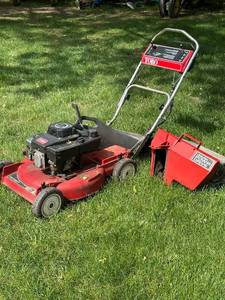 lot 36 image: Toro Deluxe Pow-R-Drive Rear Bagger Lawn Mower