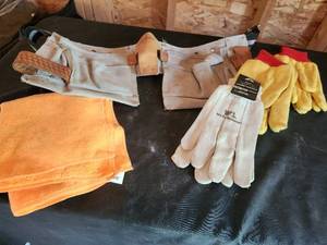 lot 53 image: Sears Leather Tool Belt with Work Gloves and Cloth Towels