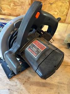 lot 75 image: Skil 7-14 Circular Saw Model 5250 with 2-14 HP Motor