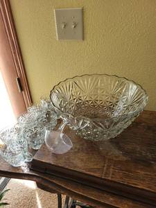lot 93 image: Vintage Anchor Hocking Arlington 18 Piece Punch Set with Box