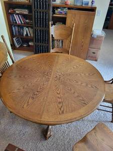 lot 110 image: Vintage Oak Dining Table with 4 Matching Double Pressed Backed Chairs and Extension Leaf