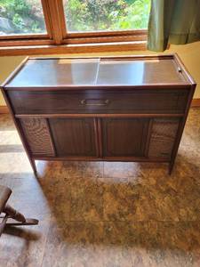 lot 113 image: Vintage MCM Magnavox Stereophonic High Fidelity Console