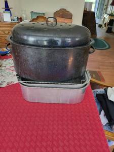 lot 121 image: Set of Wear-Ever Aluminum Roaster with Rack and Enamelware Covered Roaster