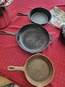 lot 123 image: Set of 3 Lodge Cast Iron Skillets