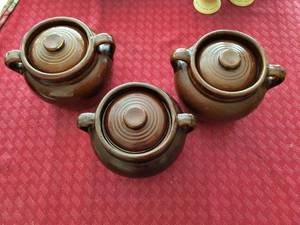 lot 125 image: Set of 3 Vintage Brown Ceramic Bean Pots with Lids