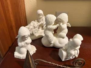 lot 140 image: Set of 4 Department 56 Snowbabies Figurines and Trinket Box