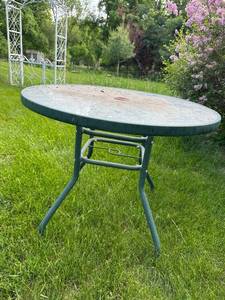 lot 168 image: Round Metal Outdoor Patio Table