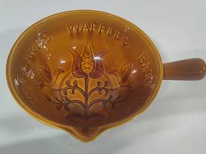 lot 43 image: MCM Vintage Batter Bowl