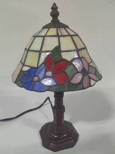lot 4 image: Tiffany Inspired Small Desk Lamp