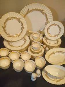 lot 7 image: Minton Golden Symphony Bone China Set (75pcs)