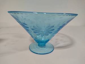 lot 10 image: Aqua Blue Etched Floral Bowl