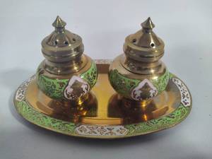 lot 24 image: Brass Salt & Pepper Set wTray
