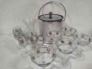 lot 18 image: Libbey Silver Leaf Barware Set