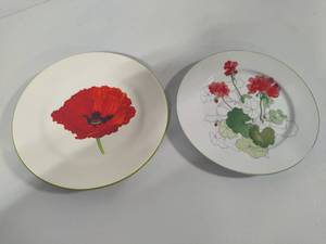 lot 36 image: Collectible Floral Plates
