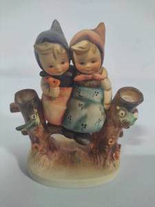 lot 25 image: Hummel Figurine Coquettes