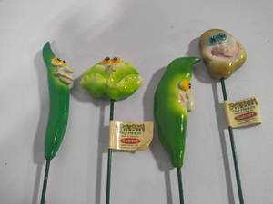 lot 77 image: Veg Heads Garden Stakes (4)