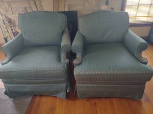 lot 82 image: Pair of Decorative Side Chairs Note S Mpls Pick Up Location