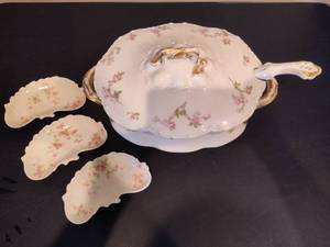 lot 49 image: Haviland Soup Toureen, Ladle & Bone Dishes