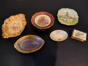 lot 100 image: Tiny Trinket DishesPlatesEtc
