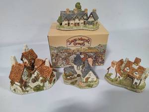 lot 113 image: David Winter Collectible Cottages