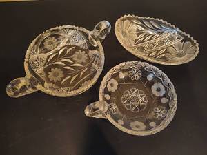 lot 35 image: Cut Crystal Small Bowls wDaisy Flower