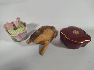 lot 109 image: Trinket Boxes