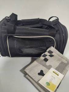 lot 117 image: Portable Pet Kennel & Dog Towel