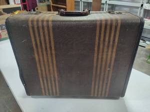 lot 127 image: Old Suitcase
