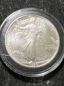 lot 92 image: 1990 AMERICAN SILVER EAGLE 1 TROY OZ .999 FINE SILVER IN AIRTITE