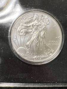 lot 98 image: 2014 AMERICAN SILVER EAGLE WITH CERTIFICATE