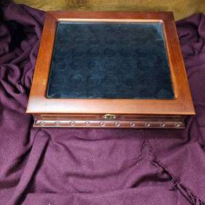 lot 84 image: Collectible Quarters Glass Top Case