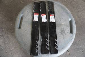 lot 45 image: NEW Oregon Lawn Mower Blades (3ct) 19