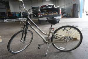 lot 59 image: Giant Bicycle