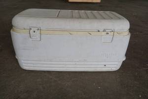 lot 30 image: igloo cooler