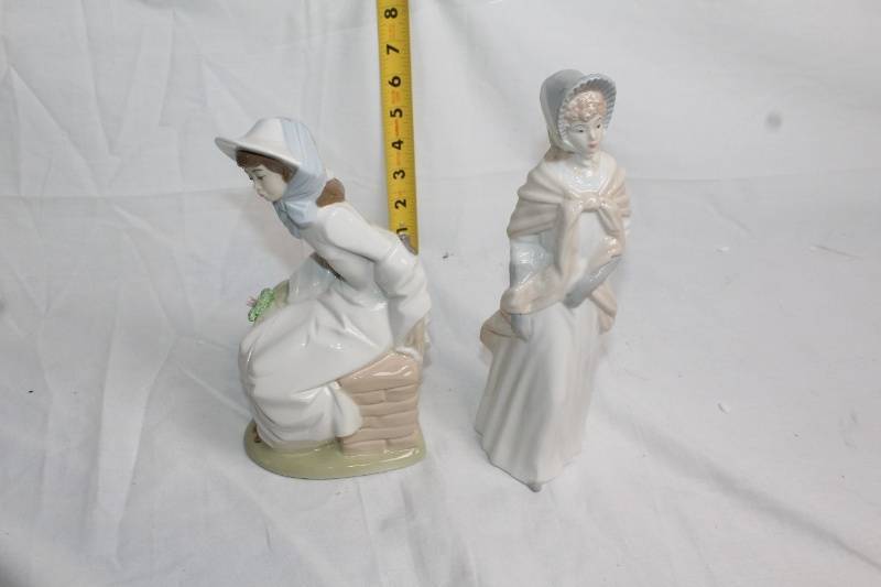 lot 135 image: Set of 2 Porcelain Figurines with Traditional Attire