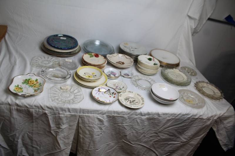 lot 201 image: Collection of Assorted Vintage & Decorative Plates
