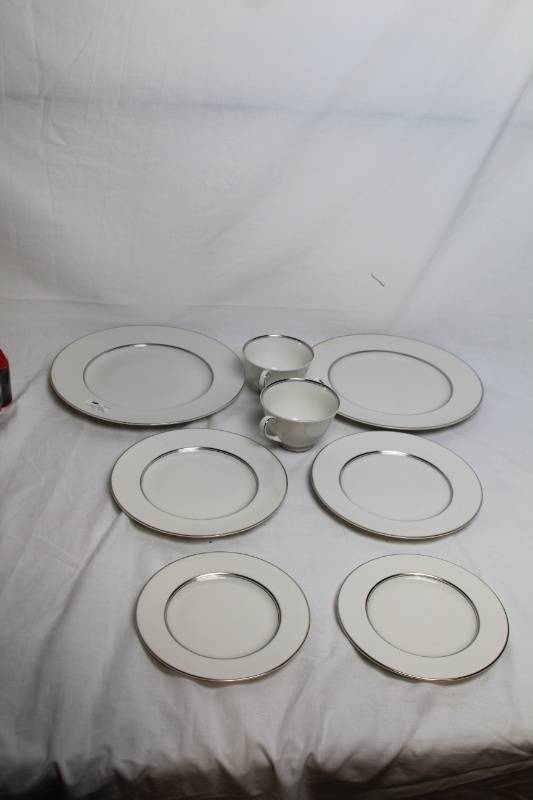 lot 30 image: Royal Doulton Argenta Fine China Set - 7 Pieces