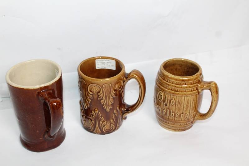 lot 4 image: Set of 3 Vintage Stoneware Mugs