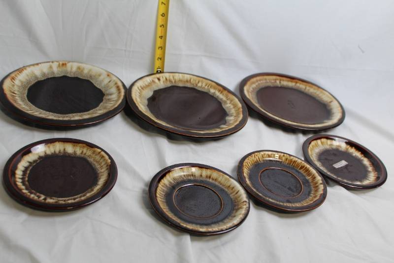 lot 64 image: Set of 7 Pfaltzgraff Brown Drip Stoneware Plates