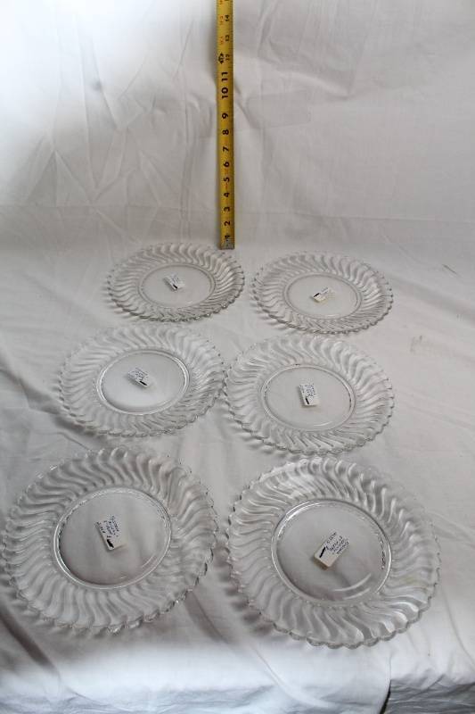 lot 70 image: Set of 5 Elegant Clear Glass Swirl Pattern Plates